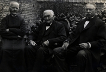 Honderdjarige Petrus Debrabander met pastoor Slosse en waarnemend burgemeester Vandenberghe, 1916 Honderdjarige Petrus Debrabander met pastoor Slosse en waarnemend burgemeester Vandenberghe, 1916