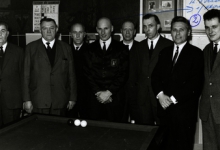 Burgemeester Jozef Vancoillie bij biljartclub Volharding, 1964 Burgemeester Jozef Vancoillie bij biljartclub Volharding, 1964