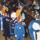 De sint bezoekt de kleutertjes tijdens Smurfenfeest, Lichtervelde , 2 december 1988