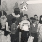 De sint bezoekt de kleutertjes tijdens Smurfenfeest, Lichtervelde , 2 december 1988