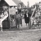 De kleutertjes samen met hun juf op het "nieuwe" speelbelfort, Lichtervelde, najaar 1989