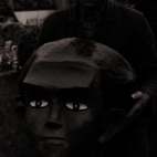 Achiel Labaere met kop van reus, Moorslede augustus 1977