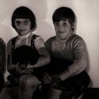 Dochterjes van Nicole poseren, Moorslede mei 1977