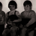 Dochterjes van Nicole poseren, Moorslede mei 1977