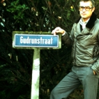 Foto met straatbord van de Gudrunstraat